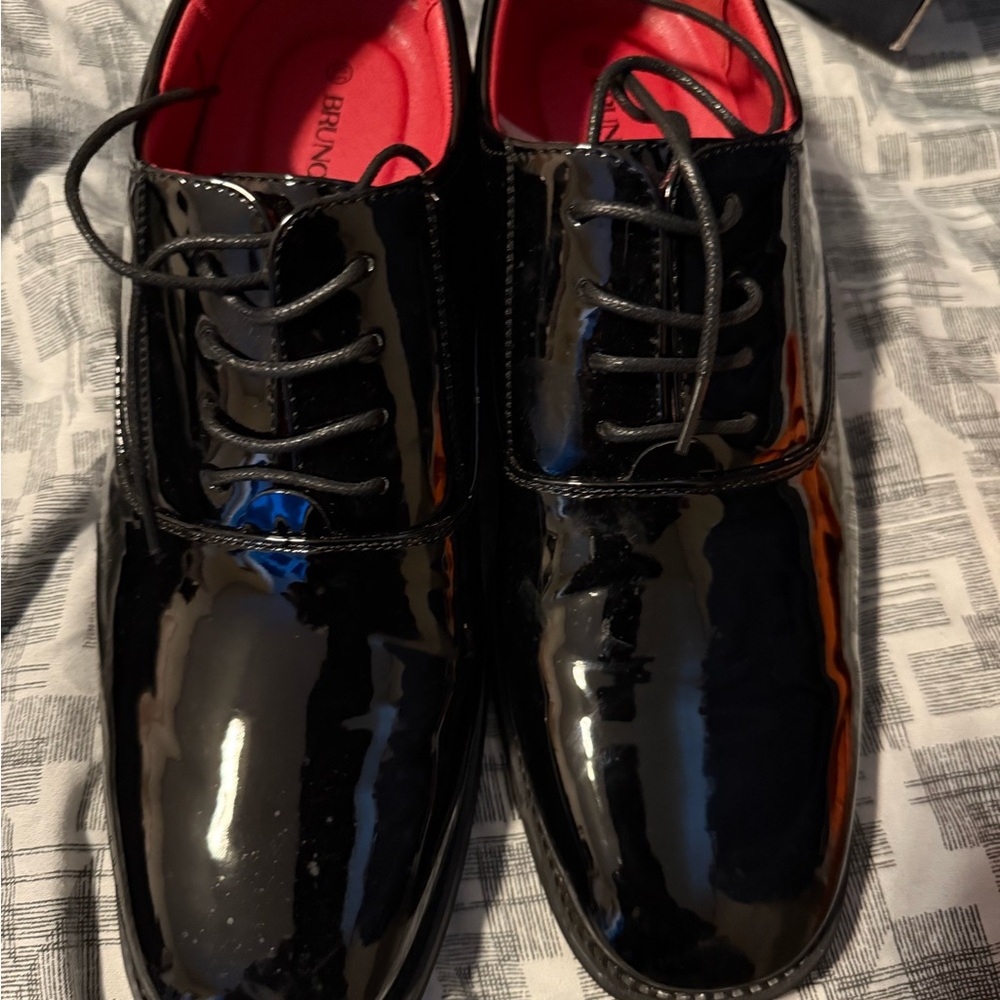 Black and Red Oxford Shoes with Lace-Up Design